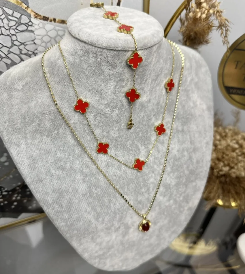 Kırmızı Tonlarda Marka Detaylı Kombin