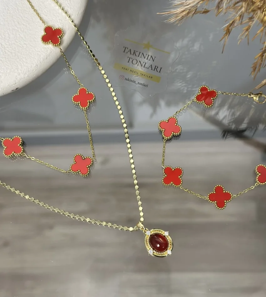 Kırmızı Tonlarda Marka Detaylı Kombin