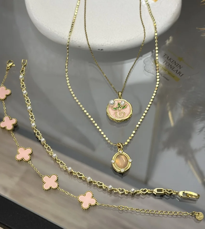 Pembe Detaylı Kombin