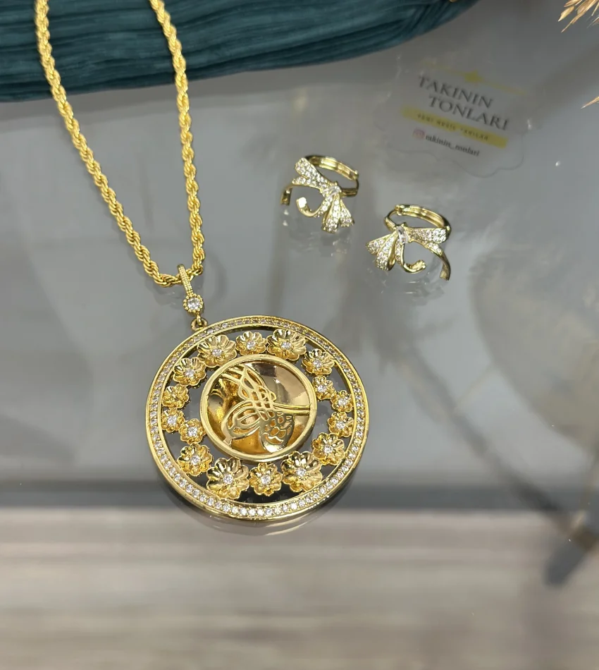 22 Ayar Çiçekli Tugra Kolye ve Celik Küpe Kombini