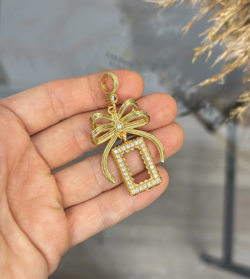 Gram Altın Çerçeveli Fiyonk Kolye Ucu