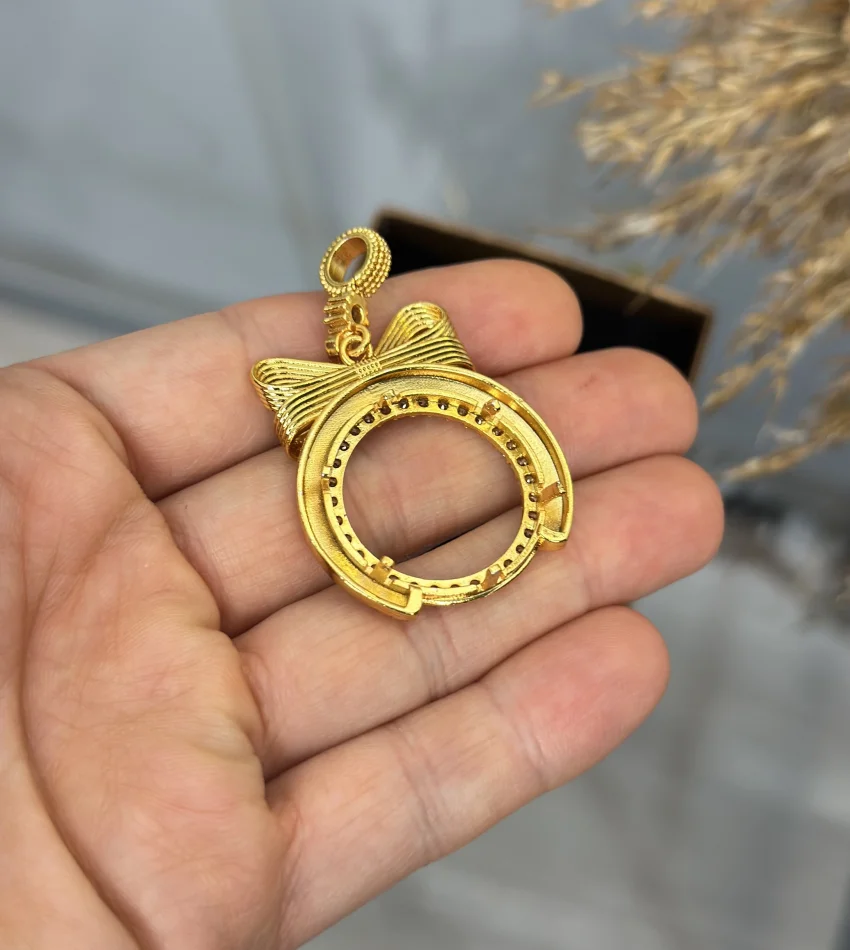 Yarım Altınlık Çerçeveli Fiyonk Kolye Ucu