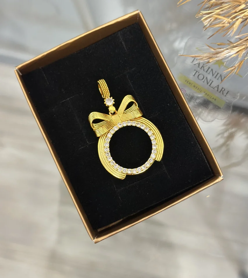 Yarım Altınlık Çerçeveli Fiyonk Kolye Ucu