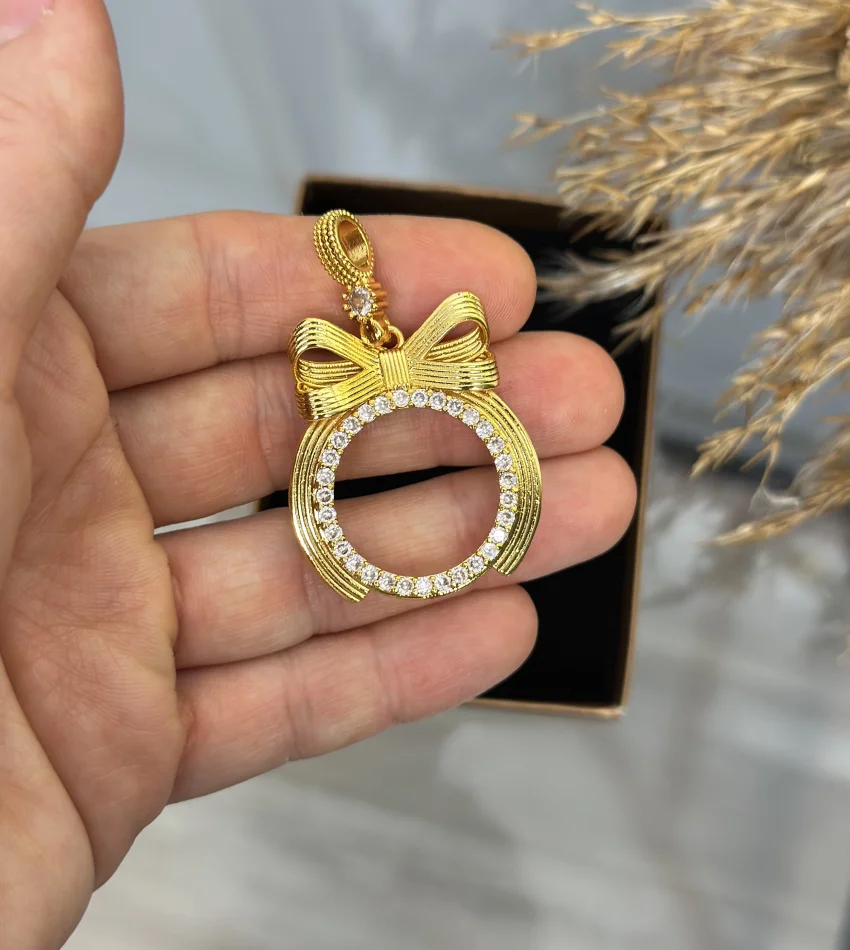 Yarım Altınlık Çerçeveli Fiyonk Kolye Ucu