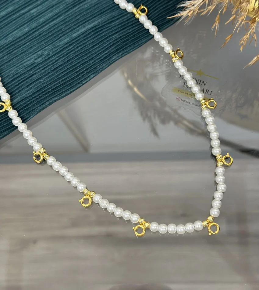 Dokuzu Bir Yerde Klipsli İncili Kolye (60 cm)