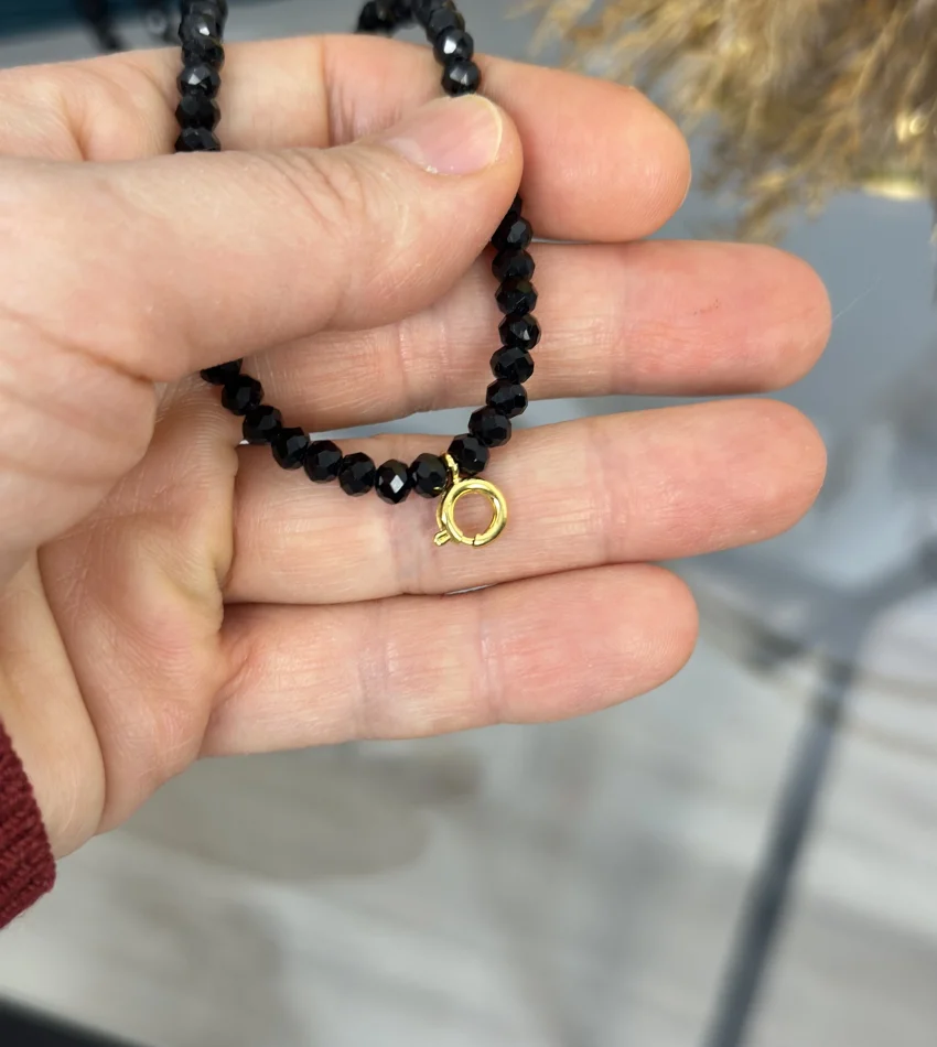 Üçü Bir Yerde Klipsli Siyah Kristal Boncuk Kolye (50 cm)