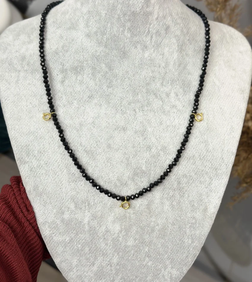 Üçü Bir Yerde Klipsli Siyah Kristal Boncuk Kolye (50 cm)