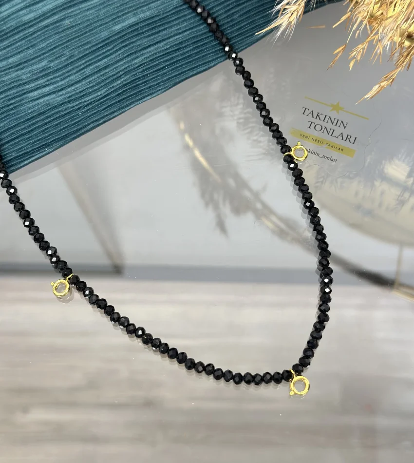 Üçü Bir Yerde Klipsli Siyah Kristal Boncuk Kolye (50 cm)