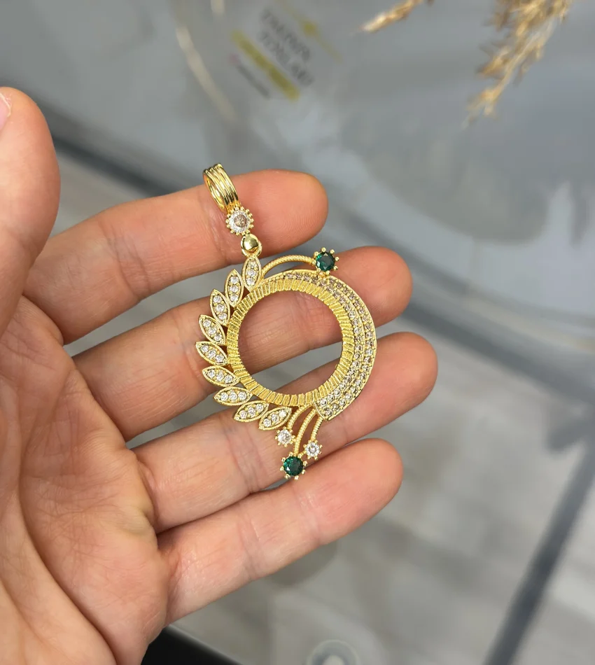 Yarım Altınlık Zarif Yeşil Taşlı Kolye Ucu