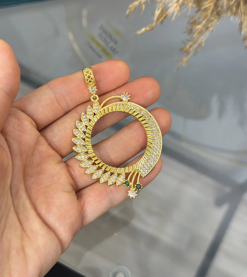 Tam Altınlık Zarif Yeşil Taşlı Kolye Ucu