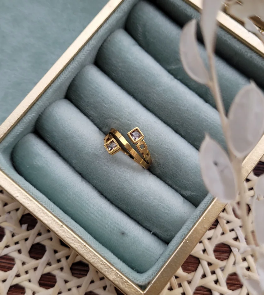 Çapraz Kare Taşlı Yüzük (Alttan ayarlıdır)