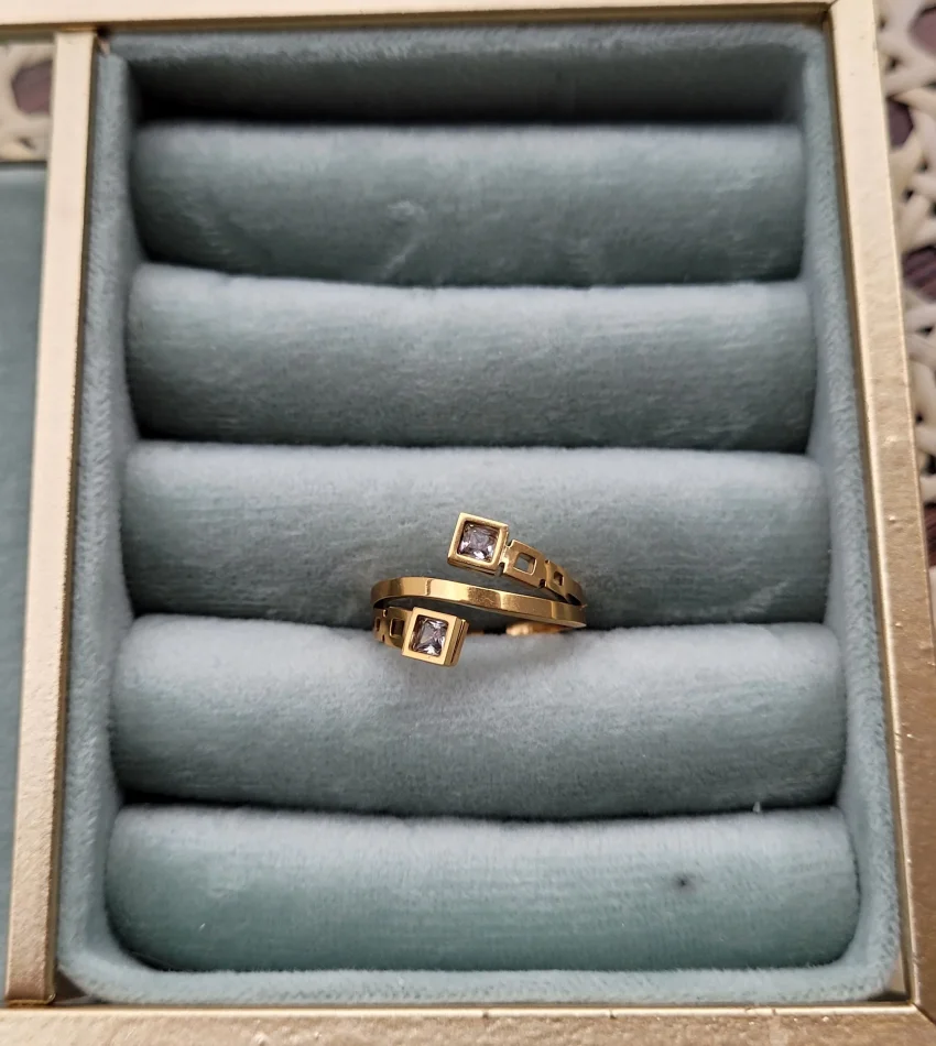 Çapraz Kare Taşlı Yüzük (Alttan ayarlıdır)