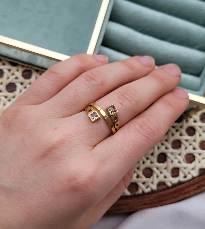 Çapraz Kare Taşlı Yüzük (Alttan ayarlıdır)