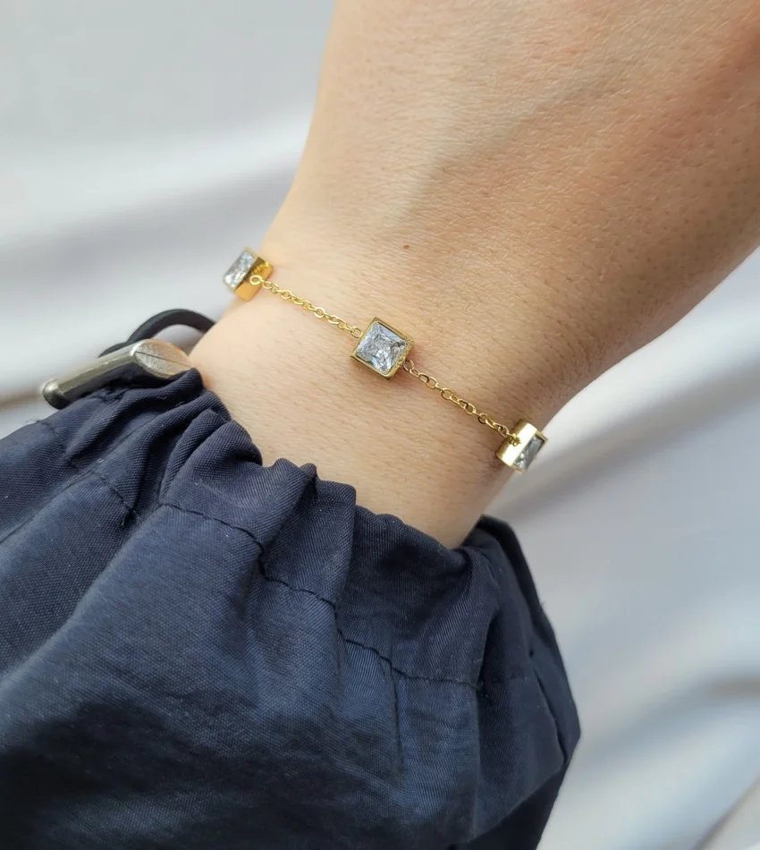 Outlet Sıralı Baget Taşlı Zarif Bileklik