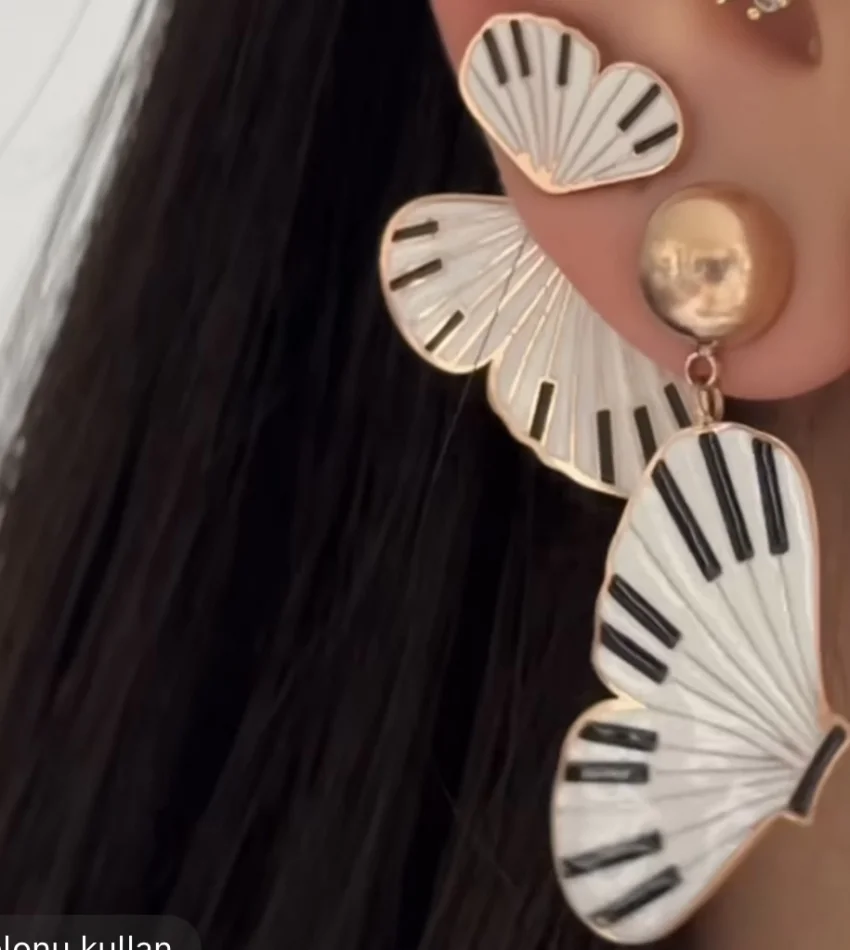 Tasarım Topçuklu Kanat Sallantılı Küpe