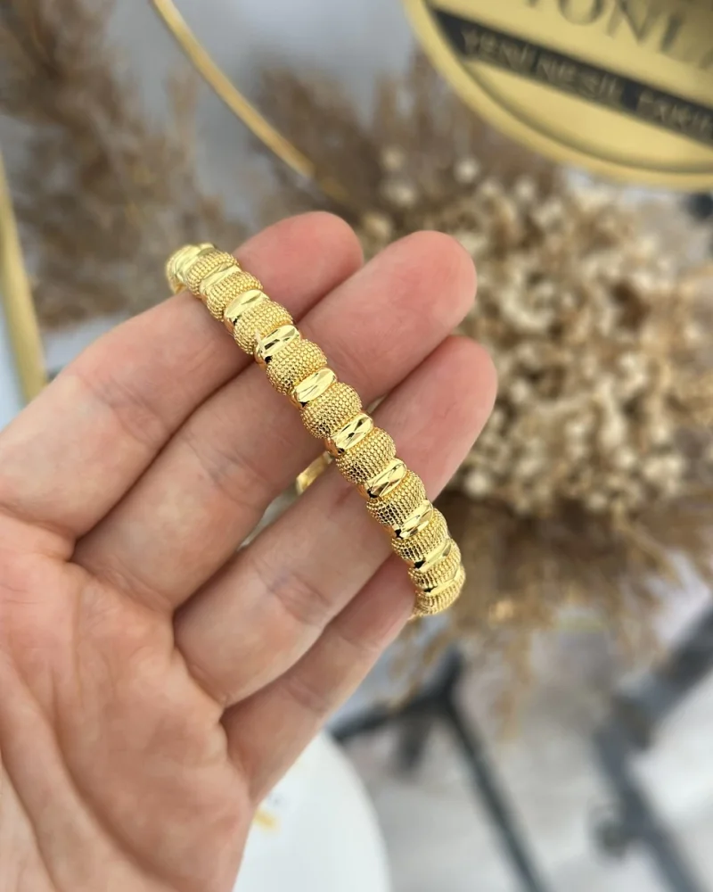 22 Ayar Oval Topçuk Detaylı Kelepçe Bilezik (6 cm)