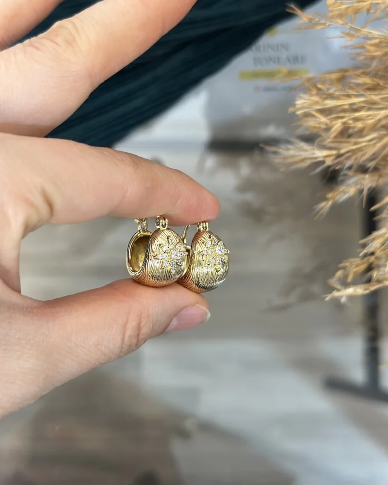 Bombeli Çizgi Dokulu Taşlı Halka Küpe (Hafif yapılıdır)