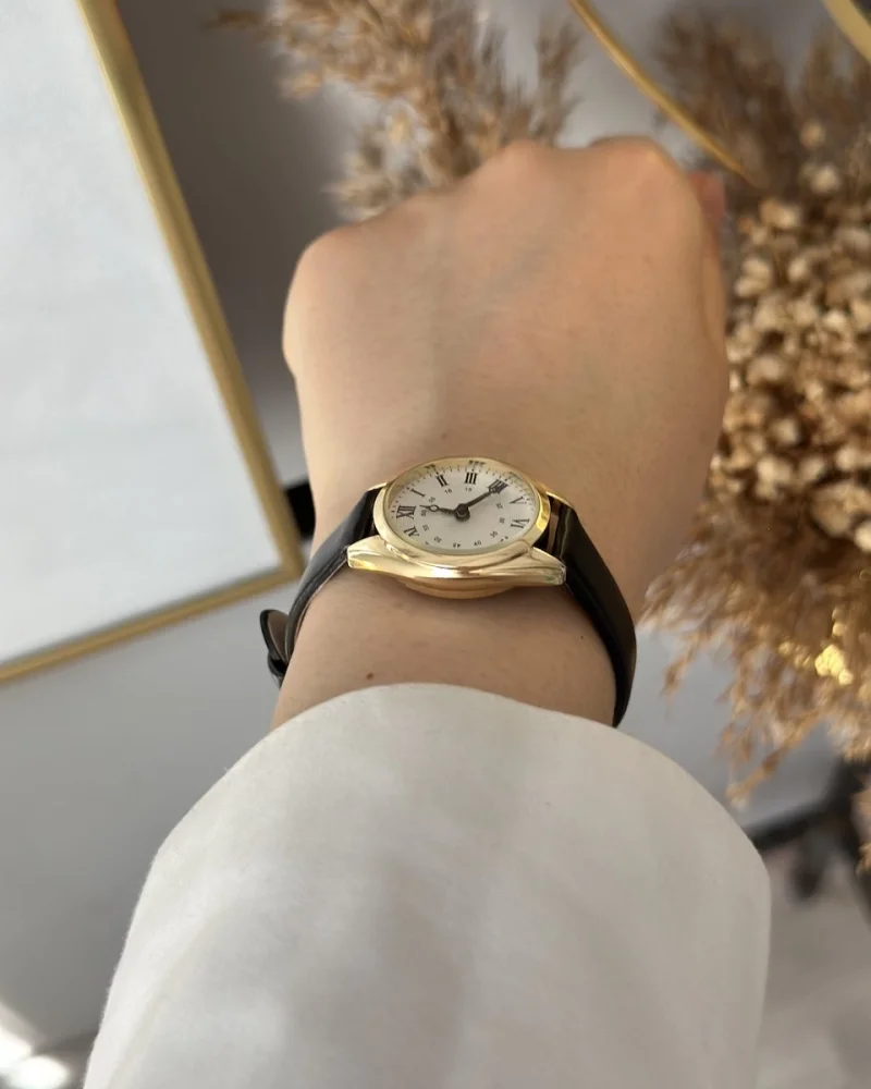 Siyah Deri Kordon Yuvarlak-Köşeli Saat