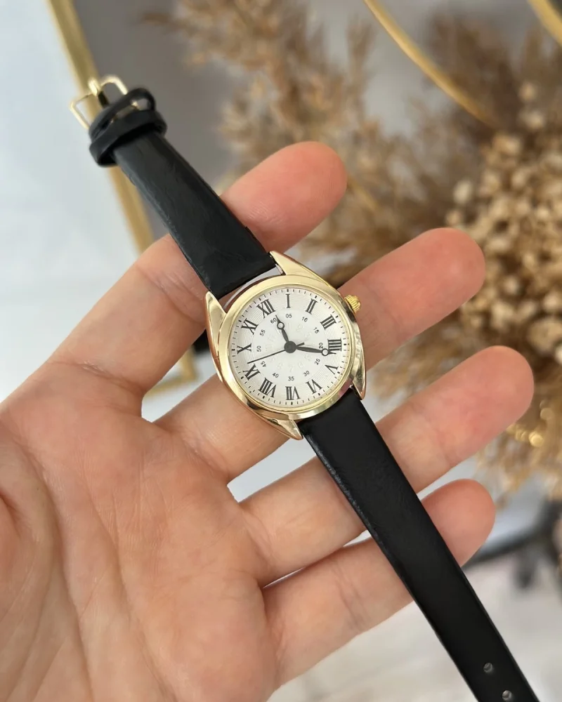 Siyah Deri Kordon Yuvarlak-Köşeli Saat