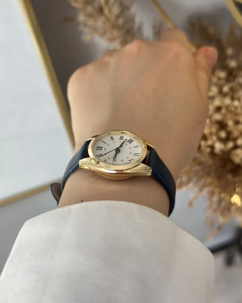 Lacivert Deri Kordon Yuvarlak-Köşeli Saat