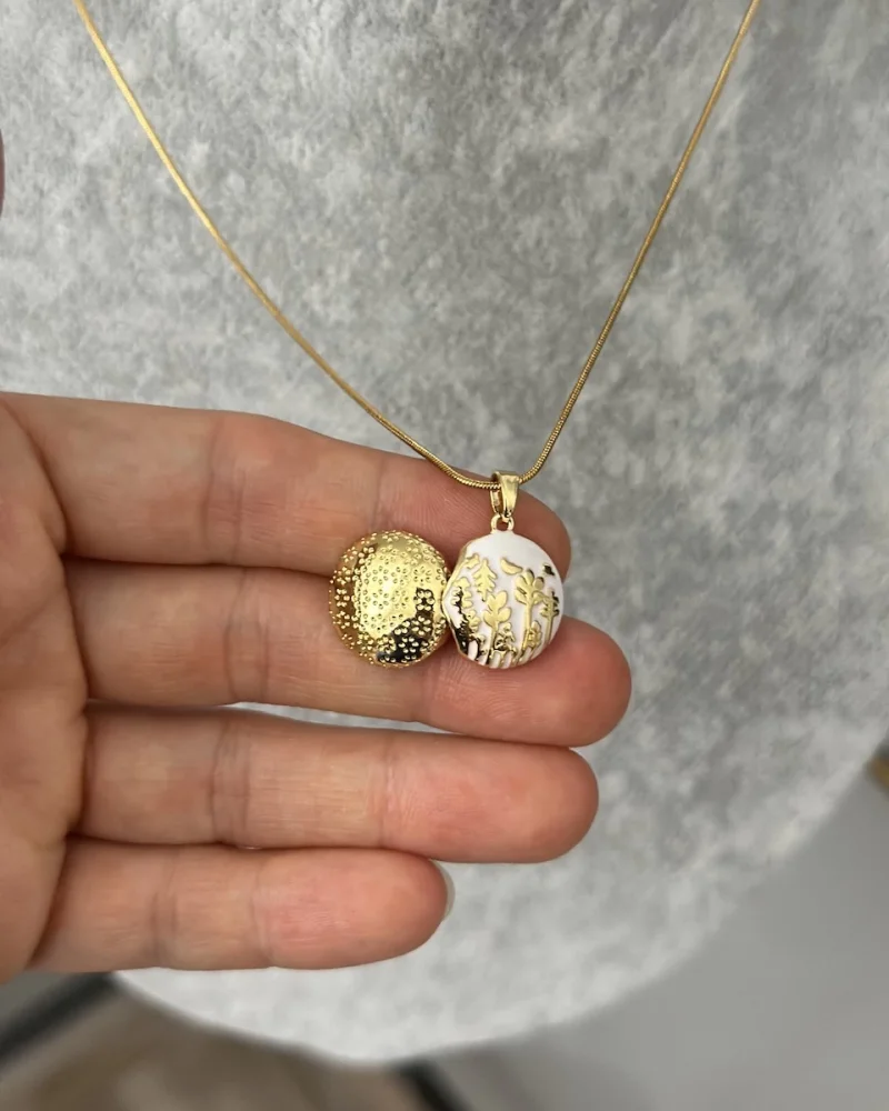 Beyaz Mineli Kuşlu Açılır Kapaklı Kolye (40+5 cm)