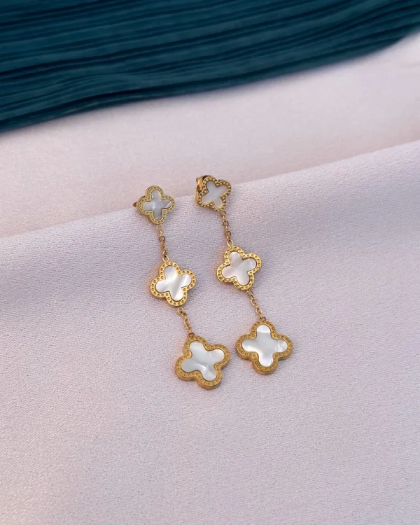 Beyaz Sallantılı Marka Küpe