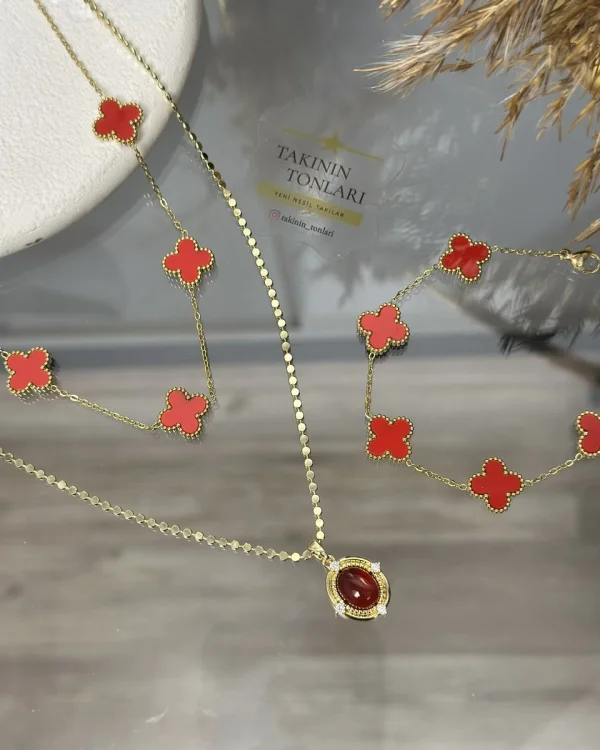 Kırmızı Tonlarda Marka Detaylı Kombin