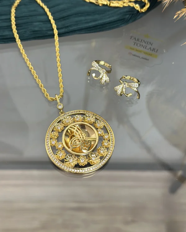 22 Ayar Çiçekli Tugra Kolye ve Celik Küpe Kombini