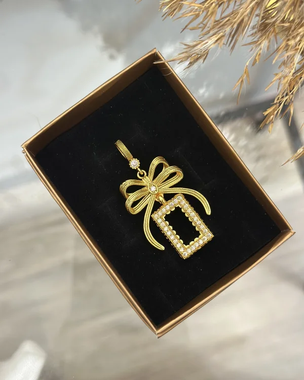 Gram Altın Çerçeveli Fiyonk Kolye Ucu