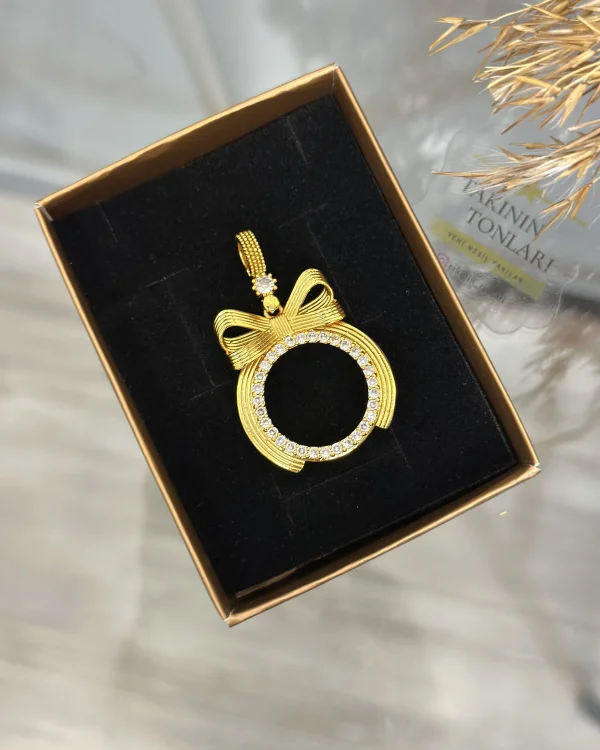 Yarım Altınlık Çerçeveli Fiyonk Kolye Ucu