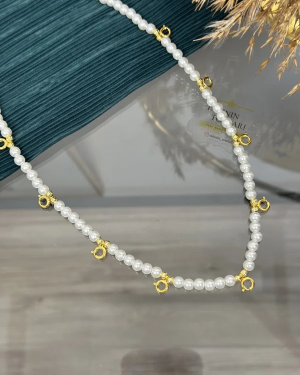 Dokuzu Bir Yerde Klipsli İncili Kolye (60 cm)