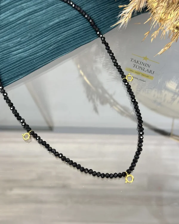 Üçü Bir Yerde Klipsli Siyah Kristal Boncuk Kolye (50 cm)