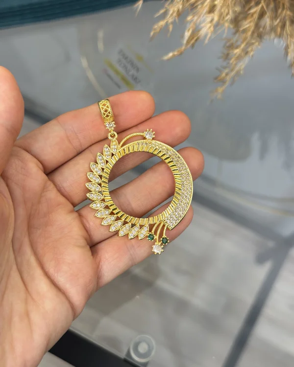 Tam Altınlık Zarif Yeşil Taşlı Kolye Ucu