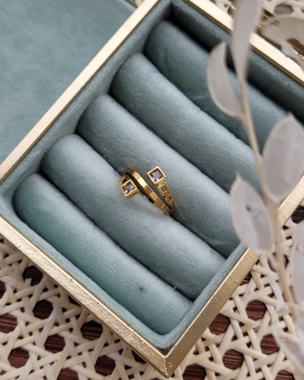 Çapraz Kare Taşlı Yüzük (Alttan ayarlıdır)