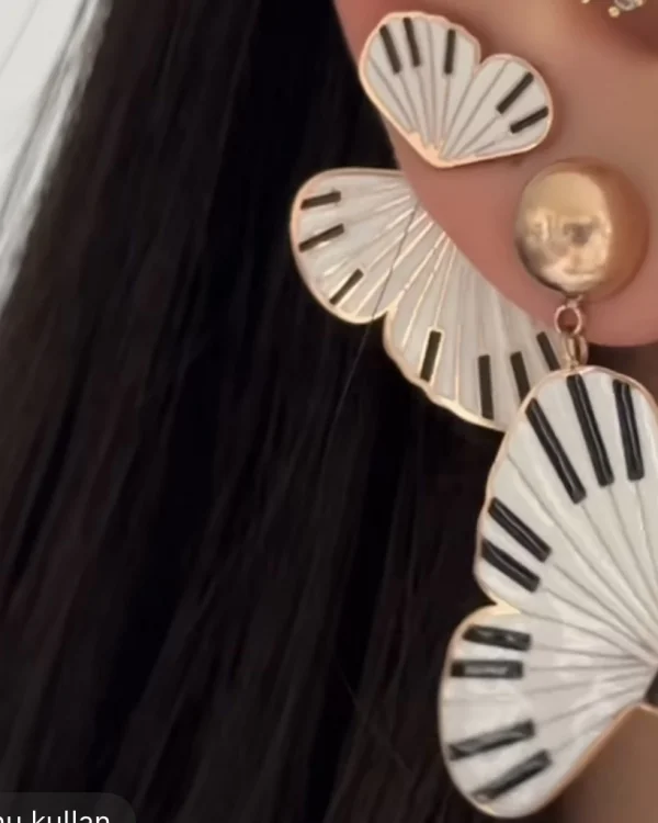 Tasarım Topçuklu Kanat Sallantılı Küpe