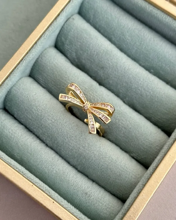 Taşlı Fiyonklu İthal Vip Yüzük