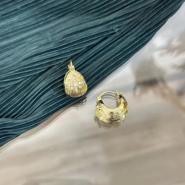 Bombeli Çizgi Dokulu Taşlı Halka Küpe (Hafif yapılıdır)