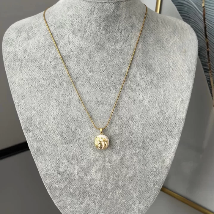 Beyaz Mineli Kuşlu Açılır Kapaklı Kolye (40+5 cm)