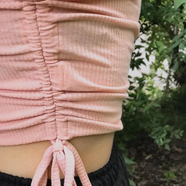 Yandan büzgülü crop
