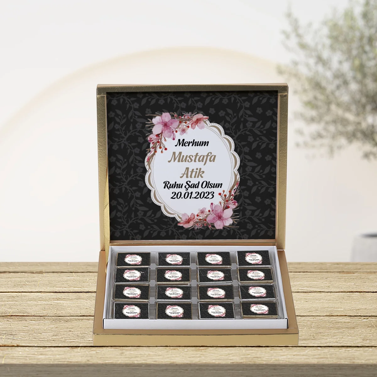 Çiçek Model Siyah Konsept Gold Kutuda 48 Adet Madlen Çikolata
