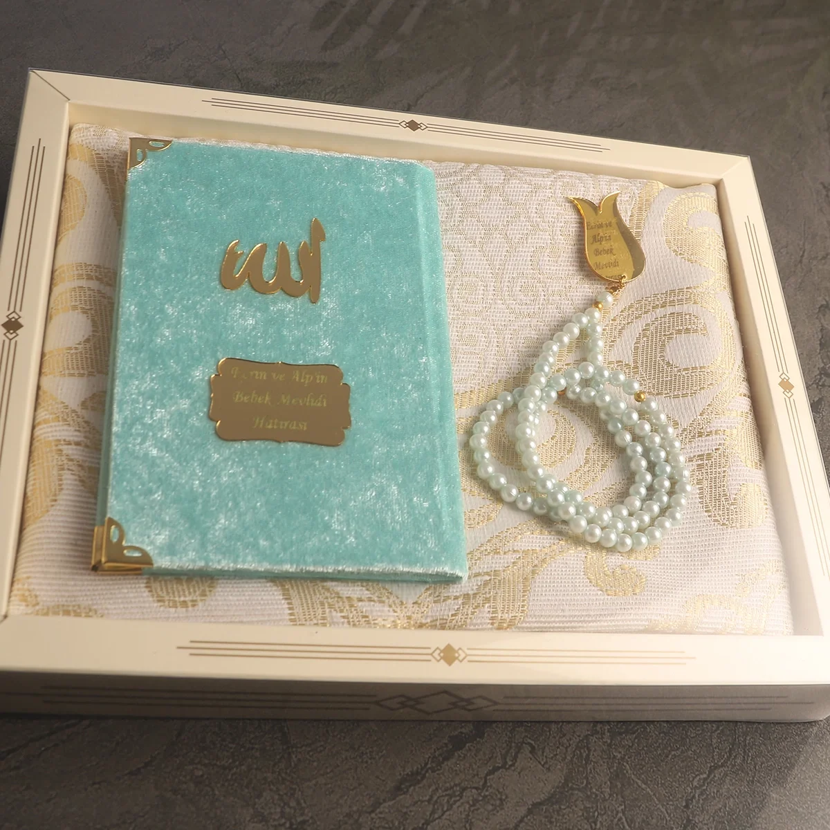 Hediyelik Lüks Kutuda Seccadeli Su Yeşili Renkli Kadife Yasin ve İsme Özel İnci Tesbih Seti