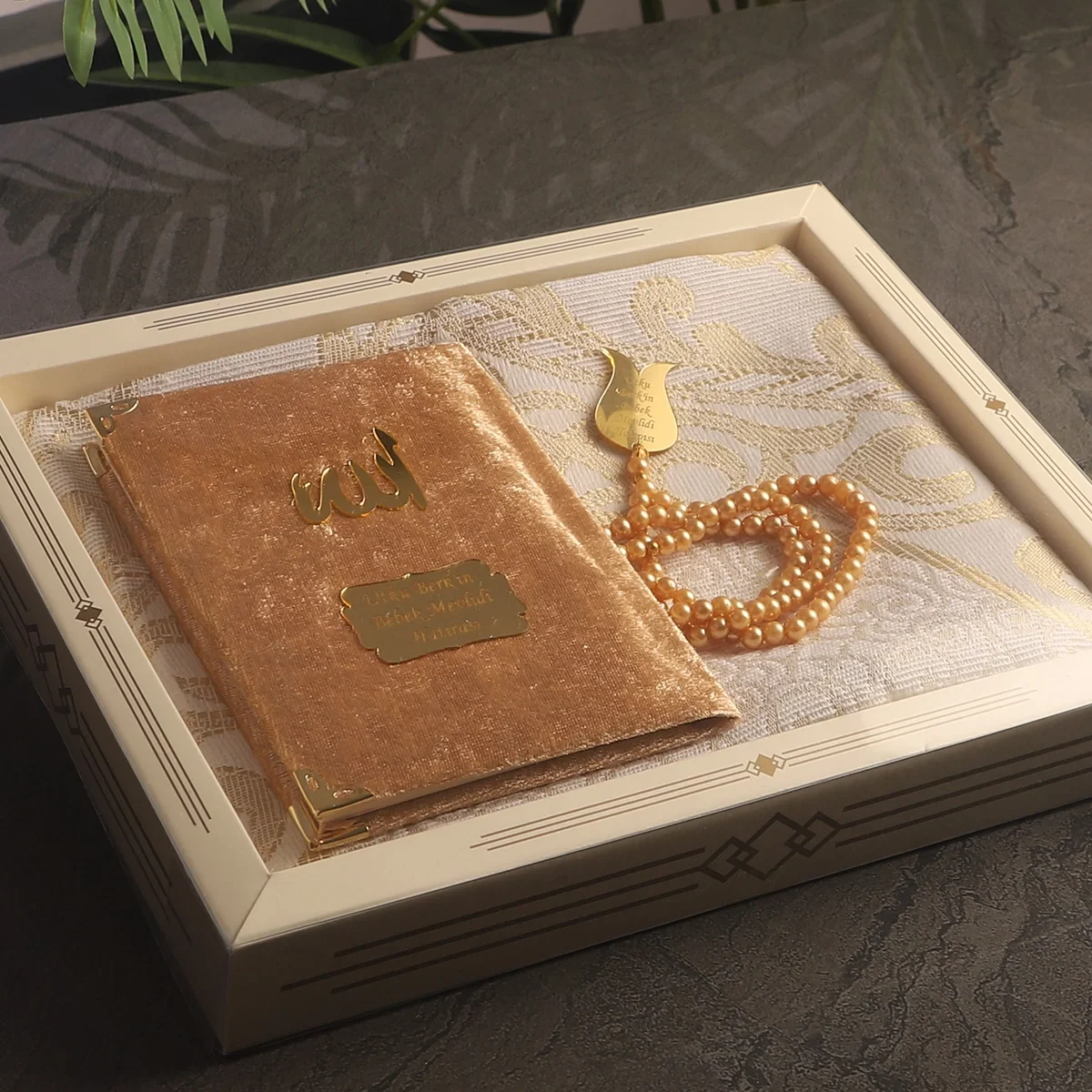 Hediyelik Lüks Kutuda Seccadeli Gold Renkli Kadife Yasin ve İsme Özel İnci Tesbih Seti