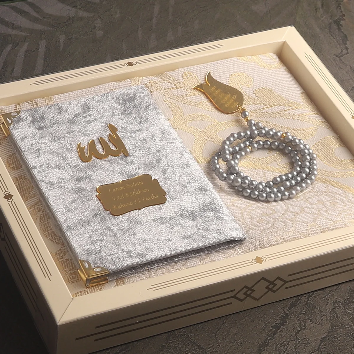 Hediyelik Lüks Kutuda Seccadeli Gri Renkli Kadife Yasin ve İsme Özel İnci Tesbih Seti
