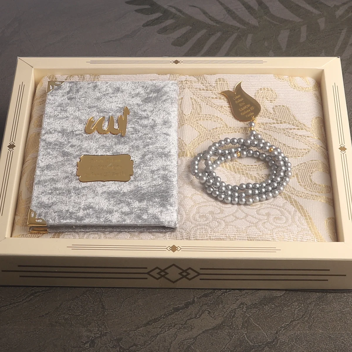 Hediyelik Lüks Kutuda Seccadeli Gri Renkli Kadife Yasin ve İsme Özel İnci Tesbih Seti