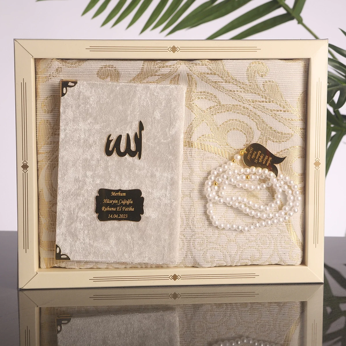 Hediyelik Lüks Kutuda Seccadeli Krem Renkli Kadife Yasin ve İsme Özel İnci Tesbih Seti