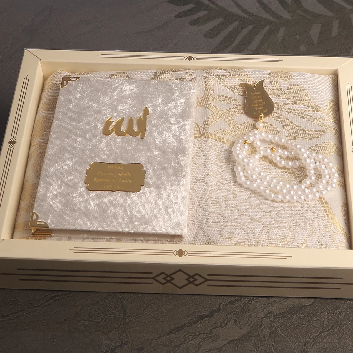 Hediyelik Lüks Kutuda Seccadeli Krem Renkli Kadife Yasin ve İsme Özel İnci Tesbih Seti