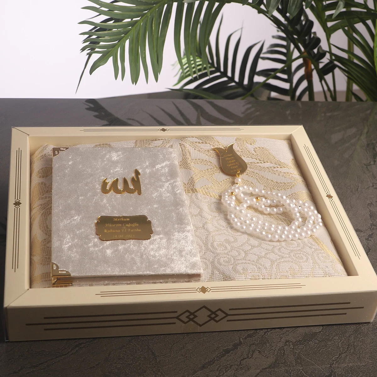 Hediyelik Lüks Kutuda Seccadeli Krem Renkli Kadife Yasin ve İsme Özel İnci Tesbih Seti