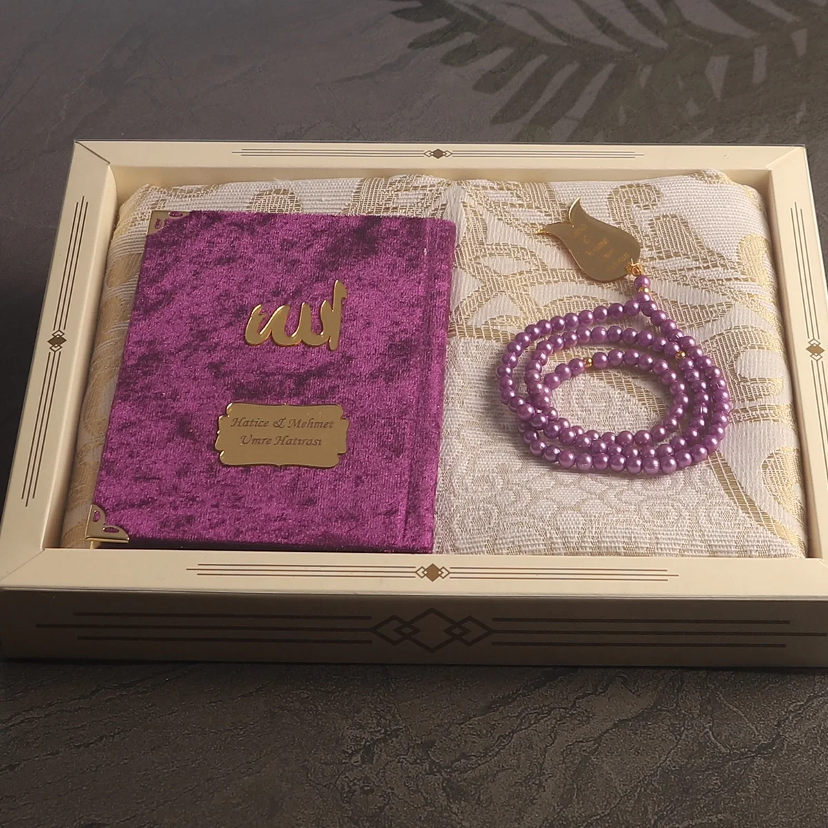 Hediyelik Lüks Kutuda Seccadeli Mor Renkli Kadife Yasin ve İsme Özel İnci Tesbih Seti