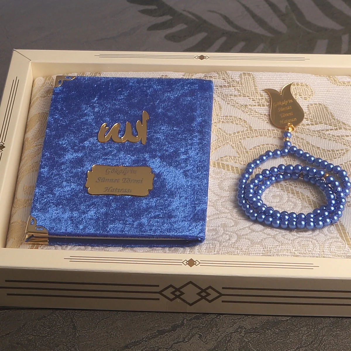 Hediyelik Lüks Kutuda Seccadeli Saks Mavisi Renkli Kadife Yasin ve İsme Özel İnci Tesbih Seti