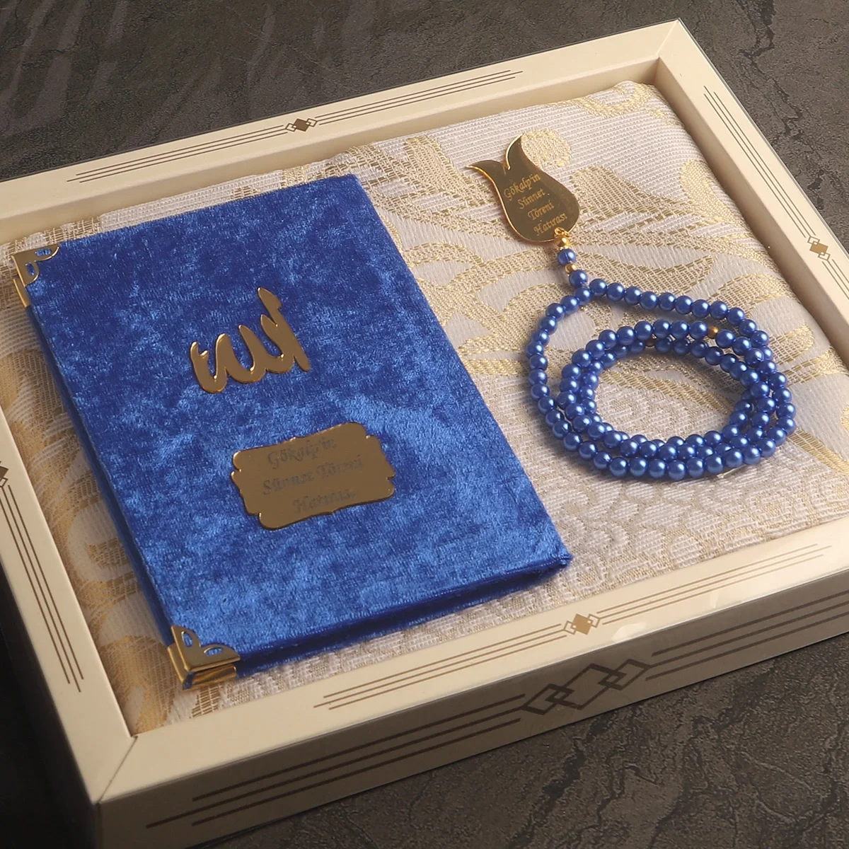 Hediyelik Lüks Kutuda Seccadeli Saks Mavisi Renkli Kadife Yasin ve İsme Özel İnci Tesbih Seti